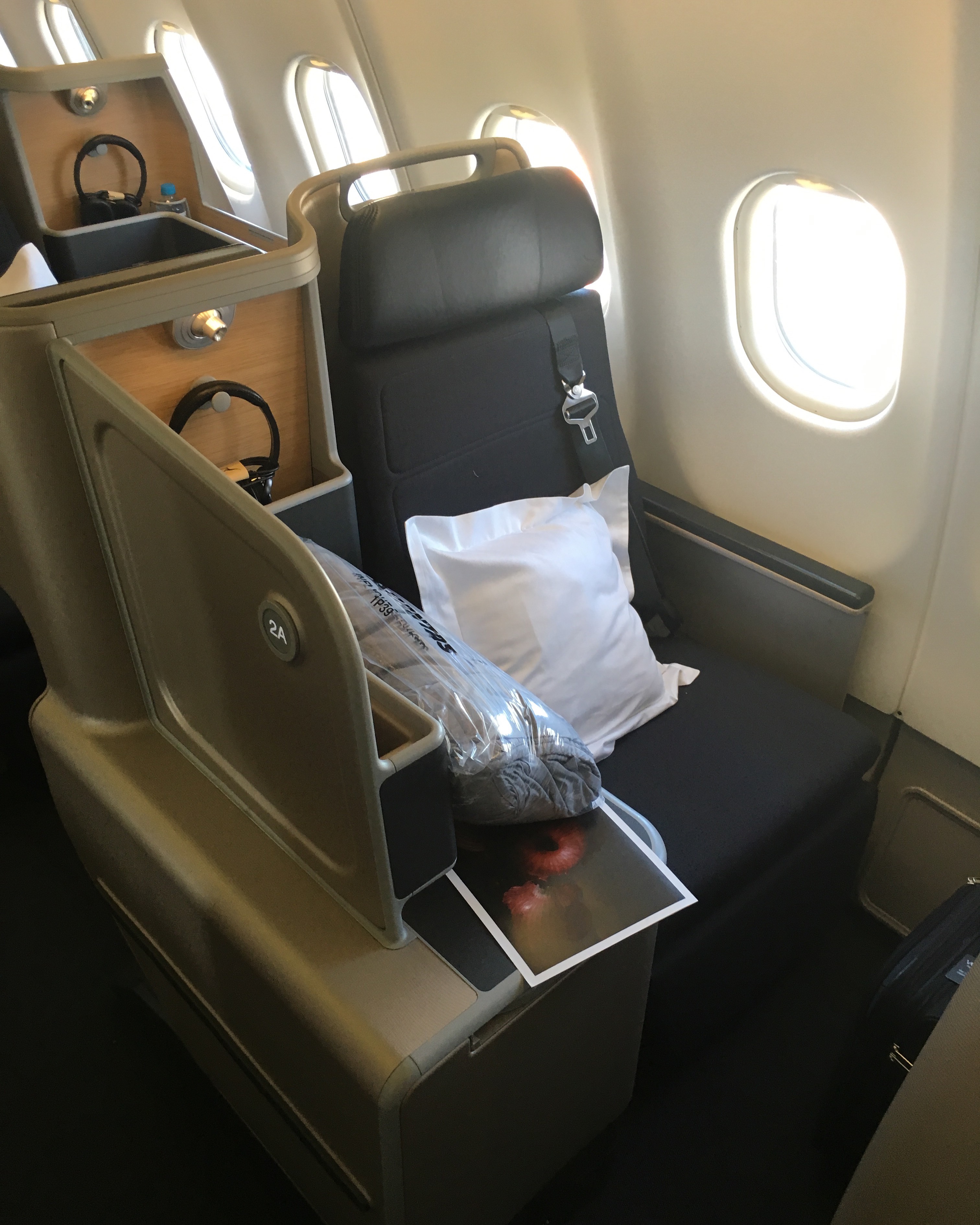 Review - Qantas A330 Business class suite Brisbane to Hong Kong - Zac ...