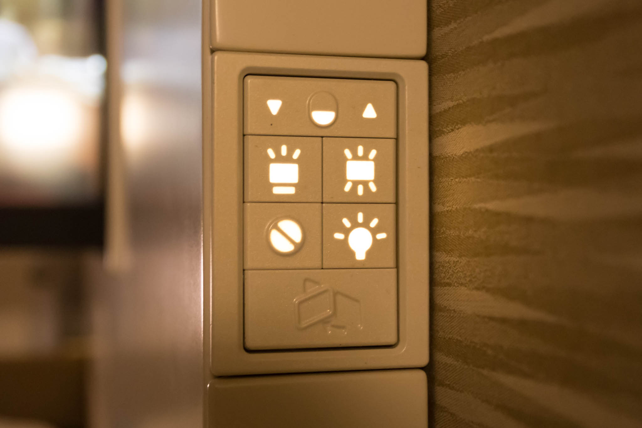 a light switch with buttons on it