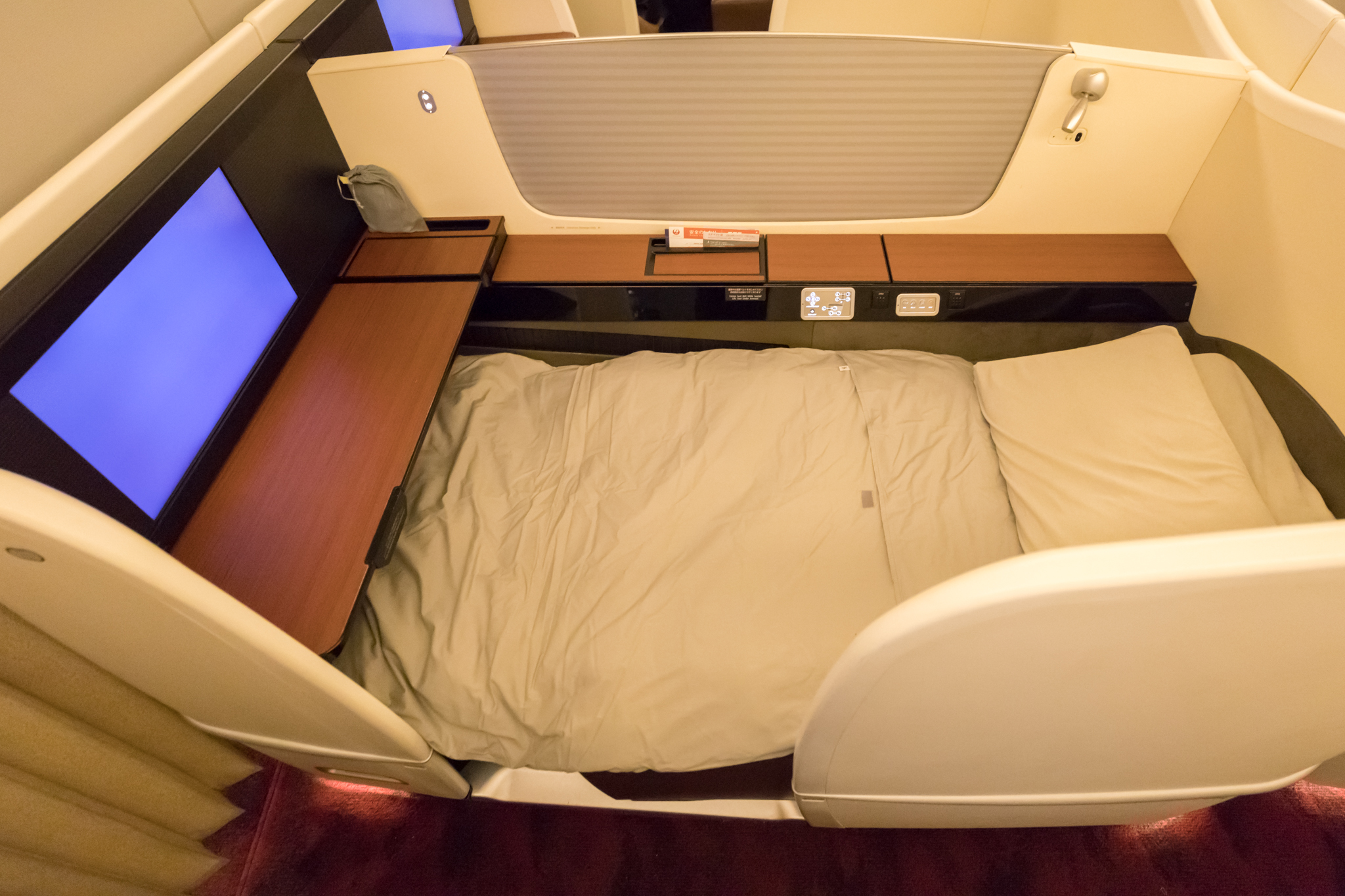 review-japan-airlines-777-first-class-los-angeles-tokyo-narita