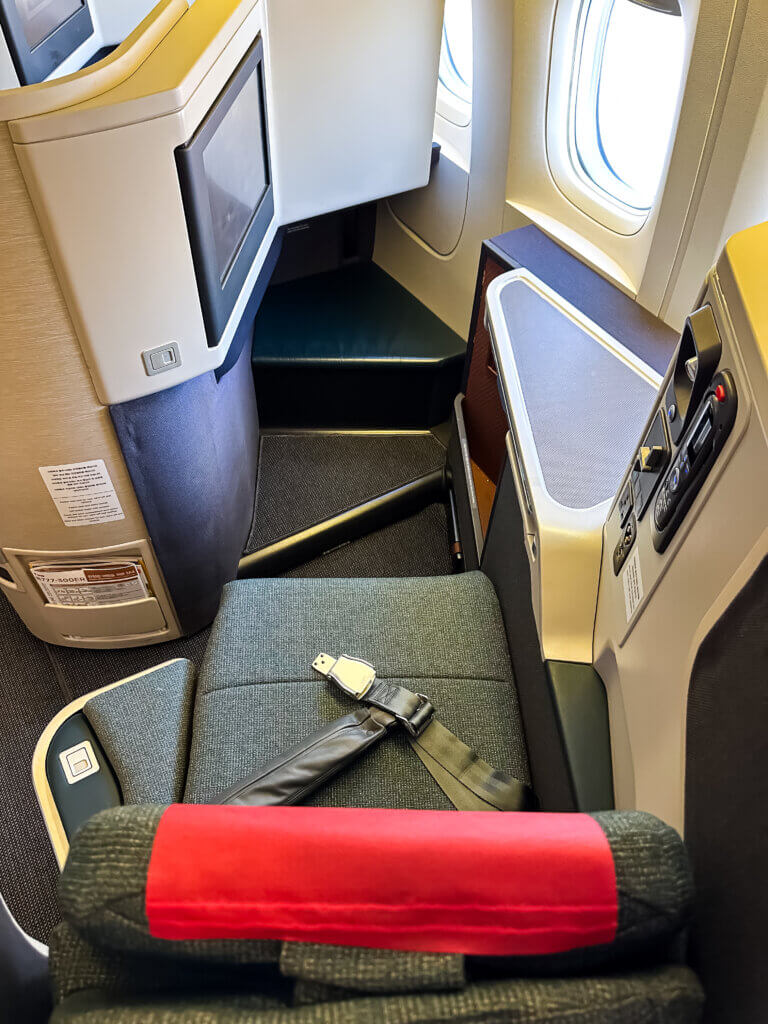 seat in an airplane with a seat belt